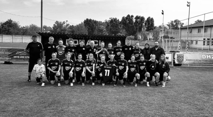 A KFC Komárom ezzel a fotóval búcsúzott a tragikusan elhunyt játékostársuktól. Fotó - a KFC Komárno FB-oldala