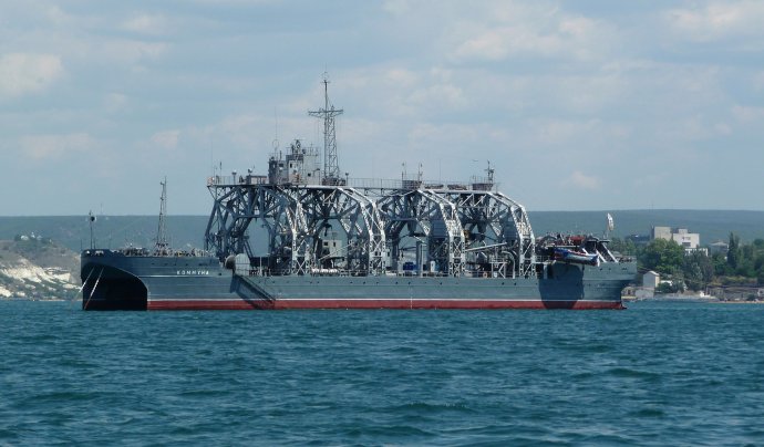 Loď Komúna v Čiernom mori. Foto - Wikipedia