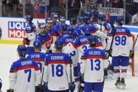 Slovenskí hokejisti nevyužili šancu rozhodnúť o postupe už v zápase s Lotyšskom. FOTO TASR - Michal Runák