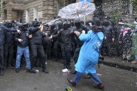 Zásah polície proti demonštrantom v Tbilisi. Foto – TASR/AP
