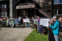 Protest ochranárov a aktivistov na Správe Tatranského národného parku v Tatranskej Lomnici. Foto N – Filip Zacher