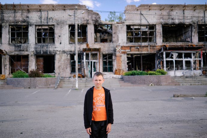 Chlapec v predtým okupovaných Cyrkunoch v Charkivskej oblasti. Foto - archív P. P.