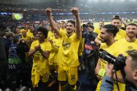 Borussia Dortmund na čele s Matsom Hummelsom oslavuje postup do finále Ligy majstrov. Foto - TASR/AP