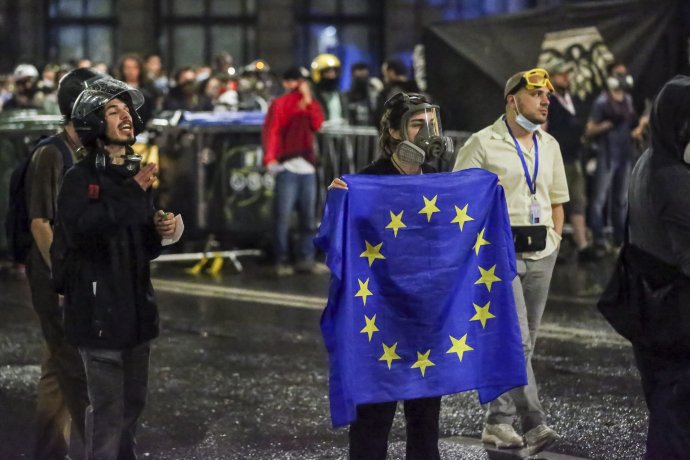 Demonštranti v Tbilisi nechcú prísť o európsku budúcnosť. Foto - TASR/AP