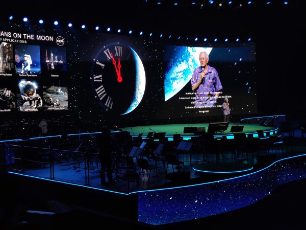 Prechádzka po Mesiaci, umelá inteligencia a sklamanie zo Star party. Druhý deň na Starmuse