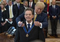Arthur Laffer s Prezidentskou medailou slobody od bývalého prezidenta USA Donalda Trumpa. Foto - Wikipedia