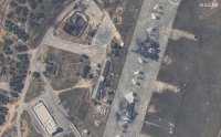 Časť napadnutého letiska na satelitnom zábere spoločnosti Maxar. Foto - TASR/AP