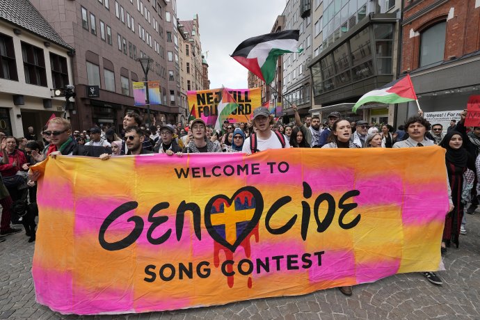 Vitajte v speváckej súťaži Genocída, hlása transparent propalestínskej demonštrácie v Malmö. Foto - TASR/AP