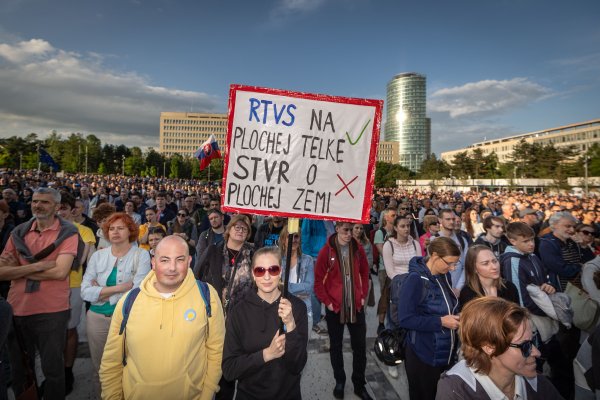Proti rušeniu RTVS prišlo v&nbsp;Bratislave protestovať 4-tisíc ľudí. PS je pripravené obštruovať aj ísť na Ústavný súd