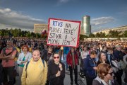 Proti rušeniu RTVS prišlo v Bratislave protestovať 4-tisíc ľudí. PS je pripravené obštruovať aj ísť na Ústavný súd