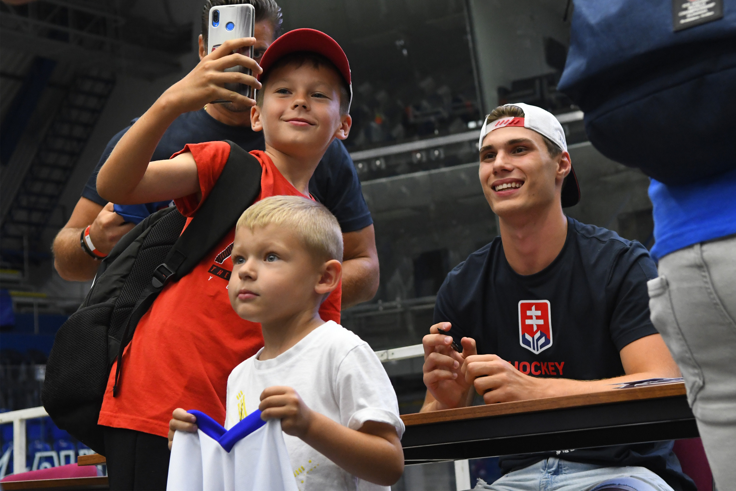 Prekvapuje ma, že Slafkovský je u&nbsp;vás taká megacelebrita. V&nbsp;Česku mal takú pozíciu možno len Jágr, hovorí reportérka Vymětalíková
