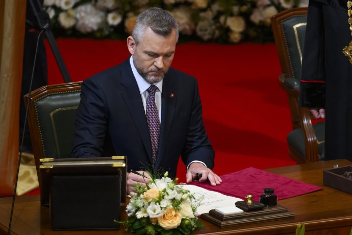Peter Pellegrini aláírja az elnöki esküt. Fotó - TASR