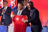 Peter Pellegrini a Matúš Šutaj Eštok, keď si vlani 1. júna odovzdávali funkciu predsedu Hlasu. Foto - Eugen Bernáth