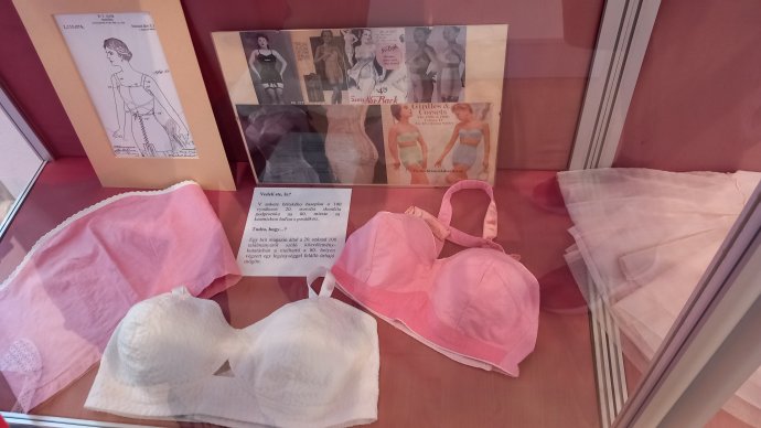 A különböző korok melltartódivatját is megcsodálhatjuk. Fotó - Napunk