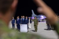 Peter Pellegrini, Robert Kaliňák a Juraj Blanár pred novou F-16. Foto - Ozbrojené sily SR