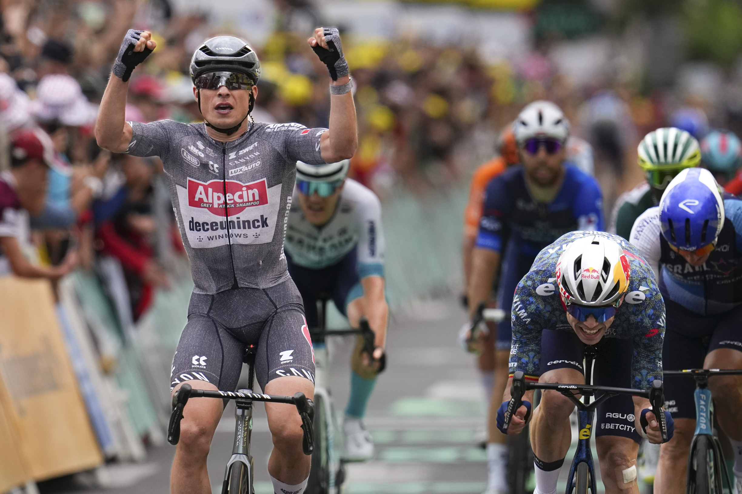 Belgický cyklista Jasper Philipsen vyhral v 13. etape Tour de France, keď v špurte zdolal...