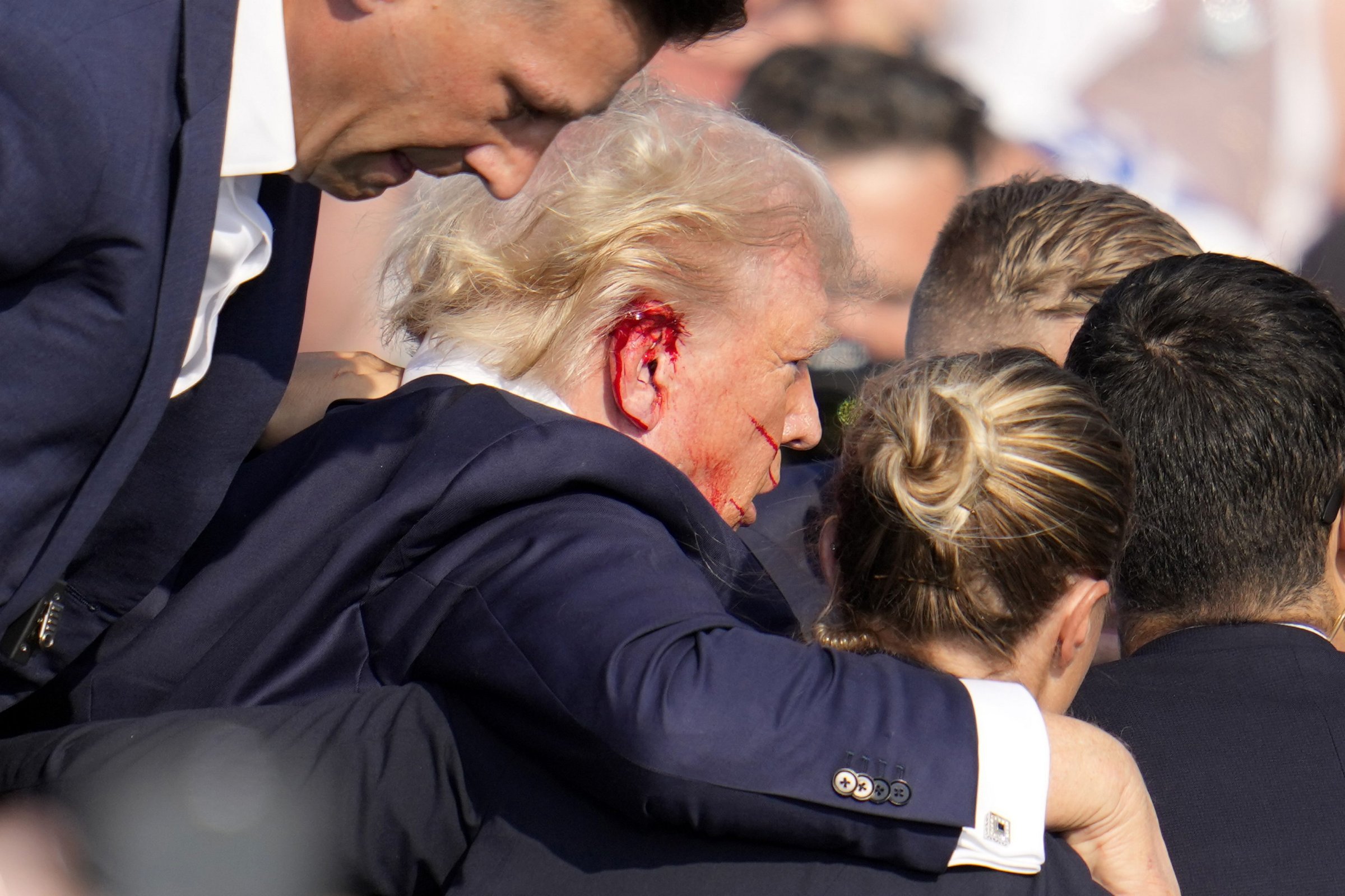 Trump je po atentáte v poriadku, odletí do Milwaukee na nominačný zjazd Republikánskej strany.