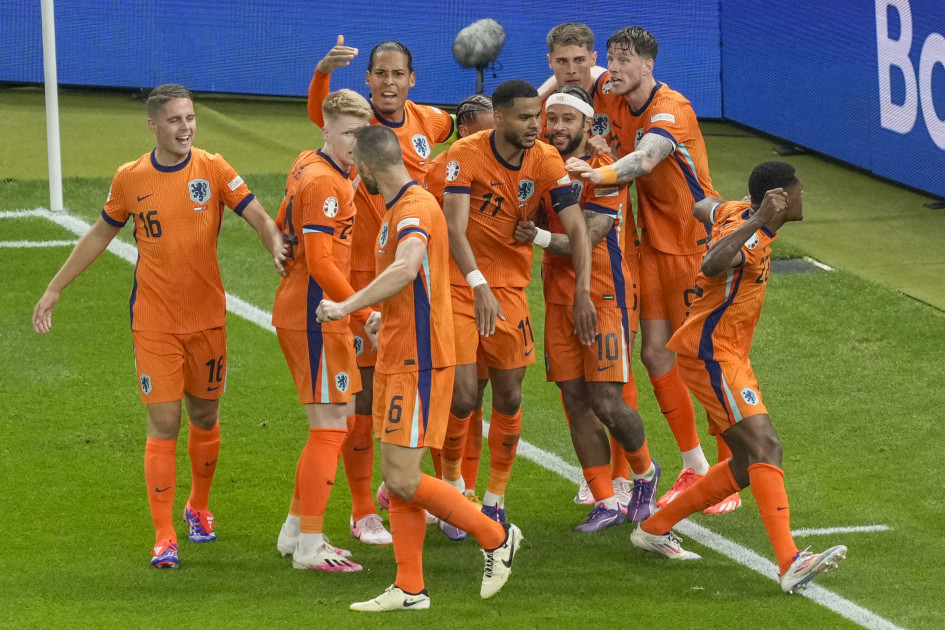 Futbalisti Holandska sú poslednými semifinalistami Eura, Turecko zdolali 2:1