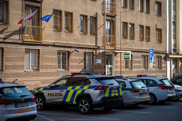 Poslanci navštívili košické policajné oddelenie, kde mohlo dôjsť k&nbsp;výsluchu s&nbsp;brutálnym násilím. Otázok pribudlo, hovorí Marcinková
