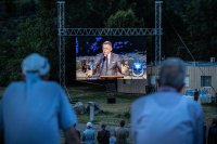 Robert Fico počas príhovoru na Devíne, verejnosť jeho prejav sledovala na obrazovke. Foto N - Tomáš Benedikovič