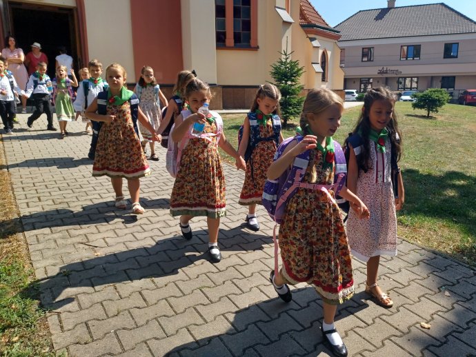 A nádszegi Petőfi Sándor Alapiskola elsősei az idei országos tanévnyitótn. Fotó - Napunk