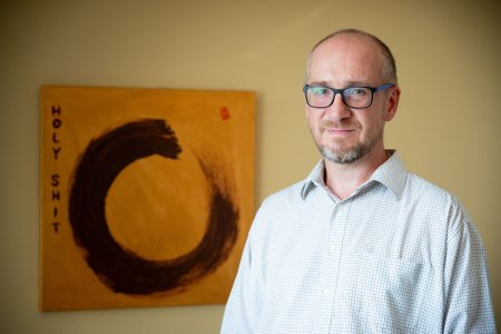 Muži sa učia hovoriť o emóciách. Nie sme však pripravení ich počúvať, hovorí psychológ Cagáň