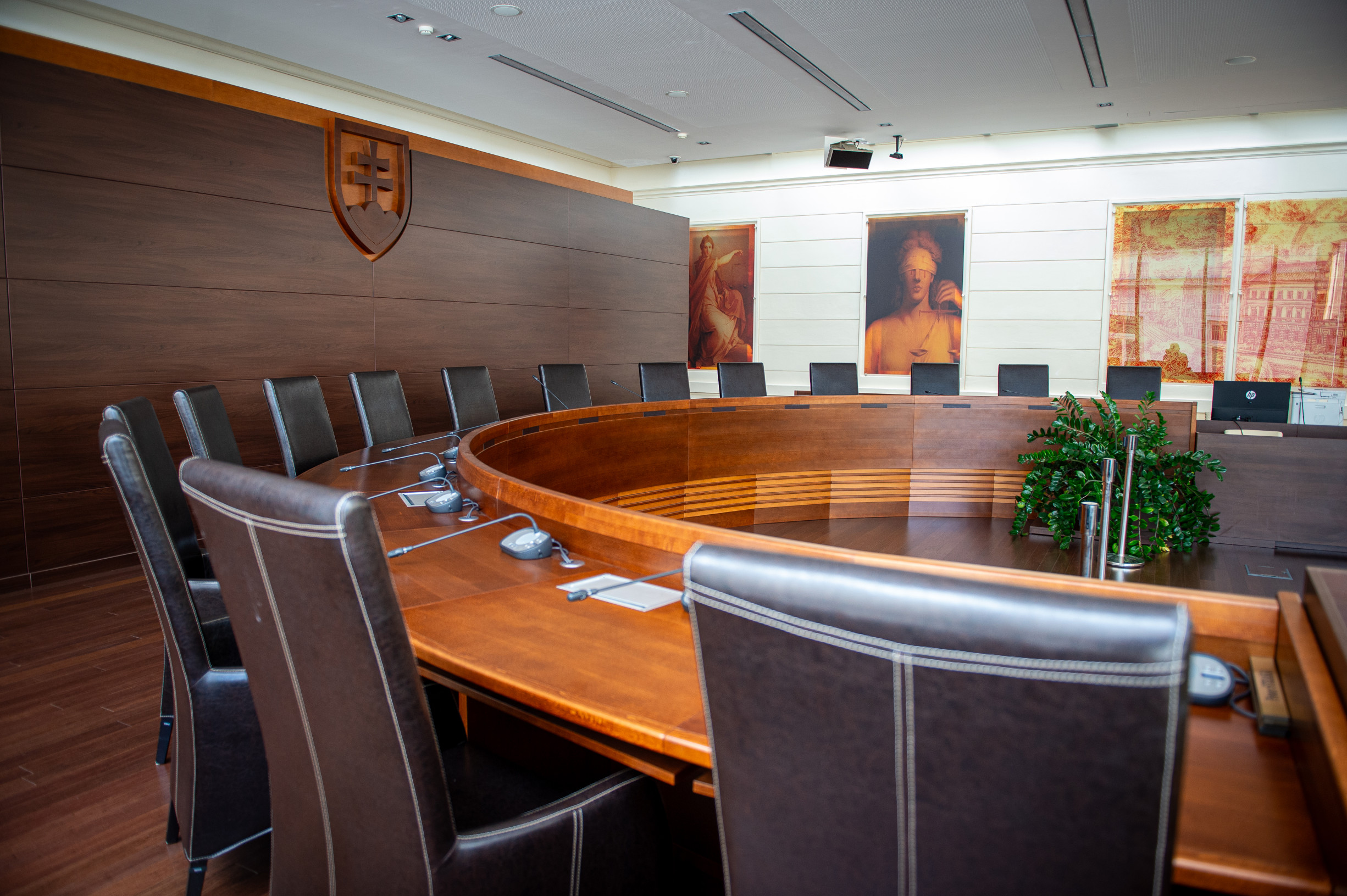 Právnici varujú, že nový paragraf o Benešových dekrétoch môže byť protiústavný. Bývalý poradca premiéra ho háji