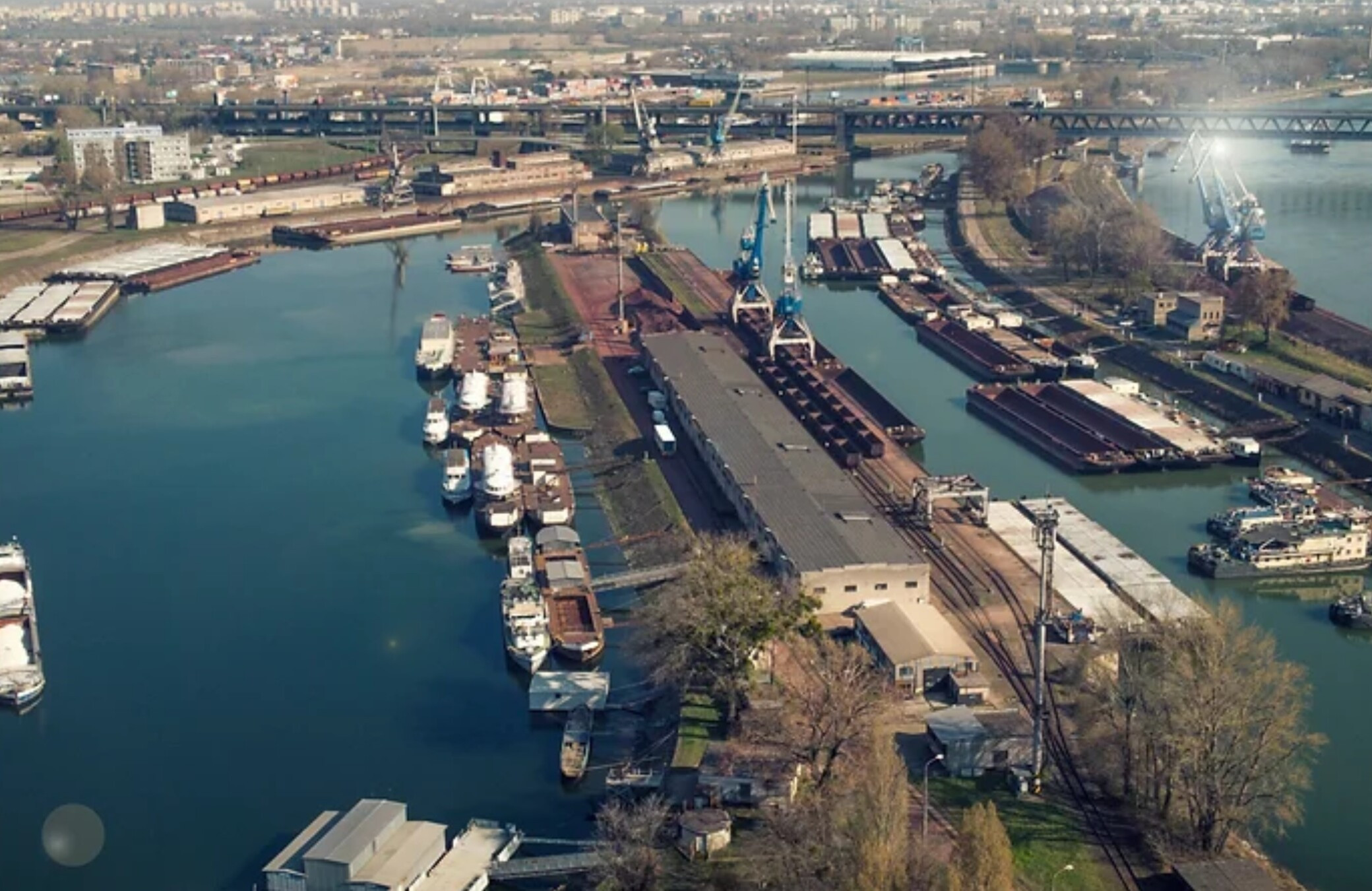 Firemný newsfilter: Vládne kšefty s prístavmi sú stále divokejšie, košické Volvo môže vyrábať najviac áut v krajine