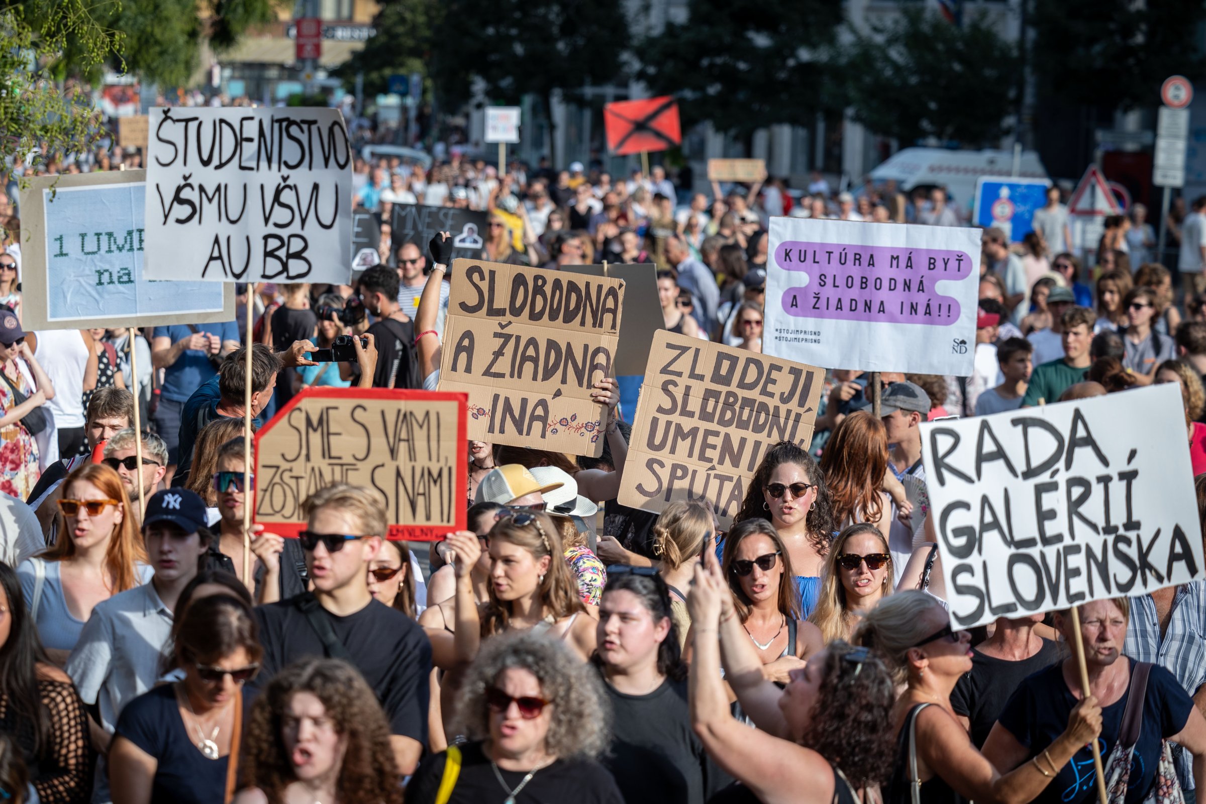 Na protest na obranu kultúry prišli tisíce ľudí. Žiadajú odstúpenie  Šimkovičovej aj nápravu zákonov - Minúta po minúte, rýchle správy Denníka N