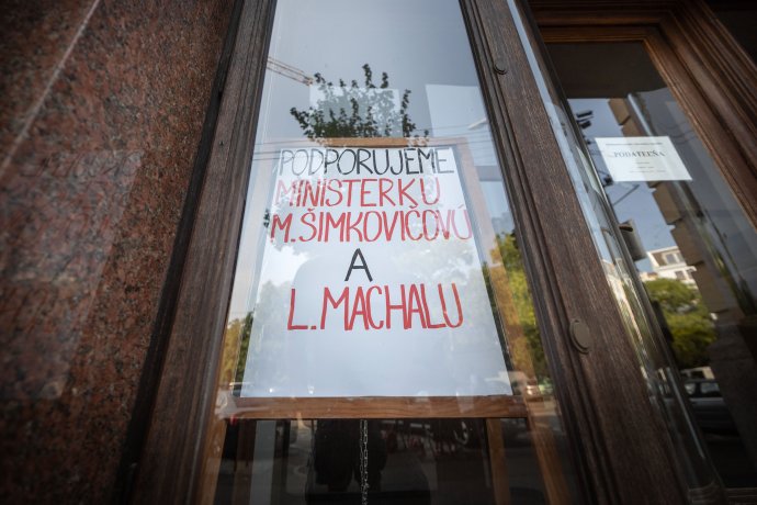 Martina Šimkovičovát és Lukáš Machalát támogató üzenet a kulturális minisztérium ajtaján. Fotó N - Tomáš Benedikovič