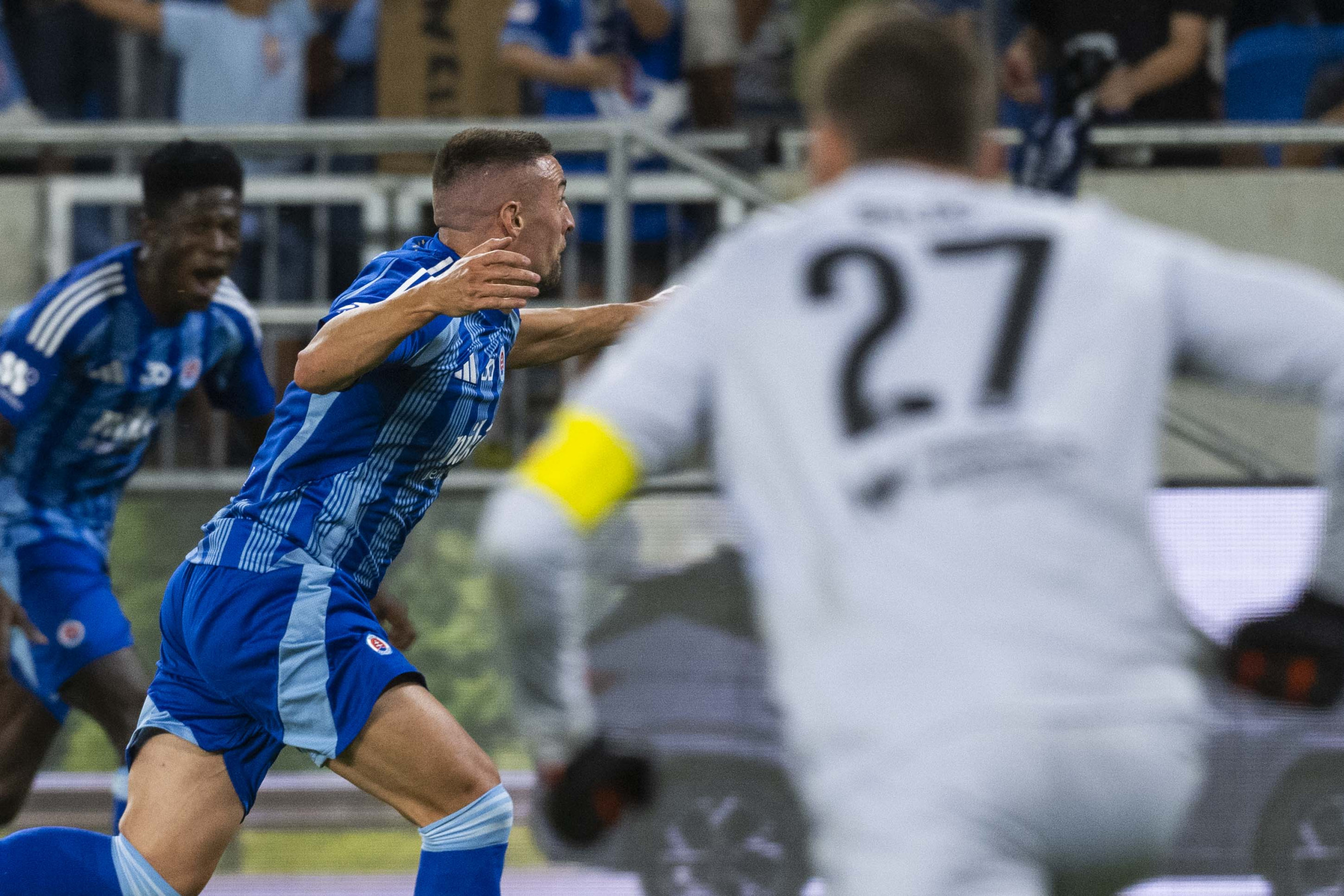 Slovan sa priblížil k&nbsp;Lige majstrov. Mak sa neurazil, napokon strelil krásny gól a&nbsp;Weiss sa cítil ako na kriminálke