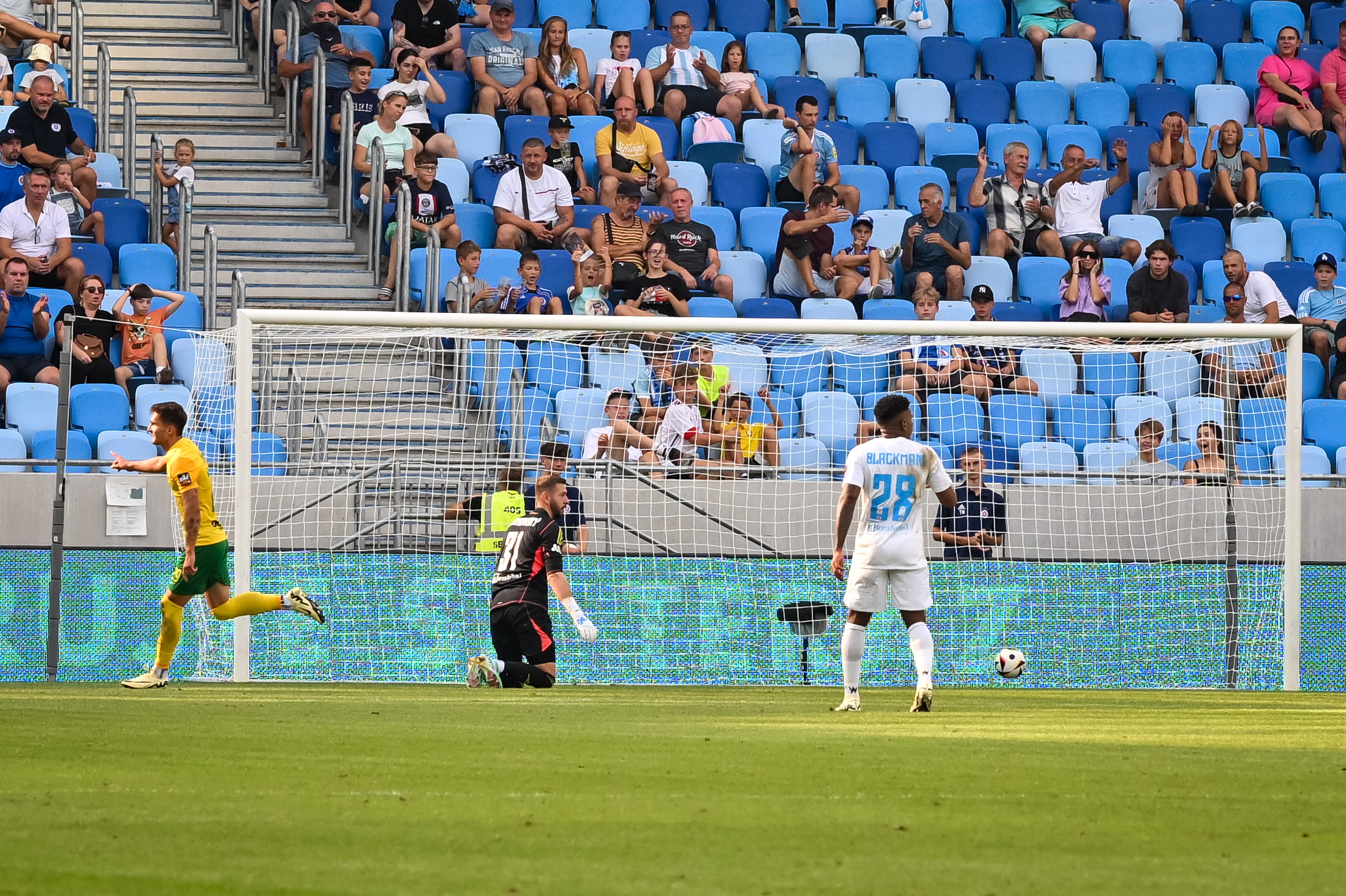 Slovan po postupe do Ligy majstrov prehral 0:5 a&nbsp;mal viac ako poloprázdny štadión. Asi sme taký národ, mykla plecami potenciálna posila
