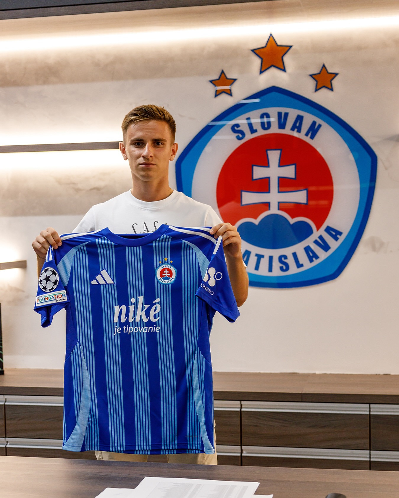 Špekulácie o&nbsp;Kmotríkovi v&nbsp;Žiline, premrštené ceny a&nbsp;dve nové posily. Ako vyzeral posledný deň, keď Slovan zháňal hráčov pre Ligu majstrov