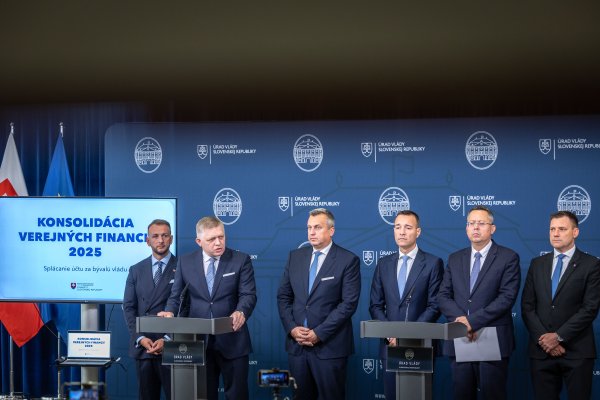 Konsolidačný balík je v&nbsp;parlamente a&nbsp;miliarda z&nbsp;neho je stále nejasná. Vláda chce od ľudí peniaze na ďalšie rozdávanie, tvrdí opozícia