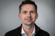 Baterkáreň v Šuranoch bude a aj ju staviame, hovorí jej manažér