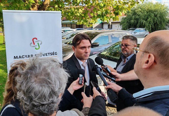 Gubík László az újságírók gyűrűjében. Fotó - Napunk