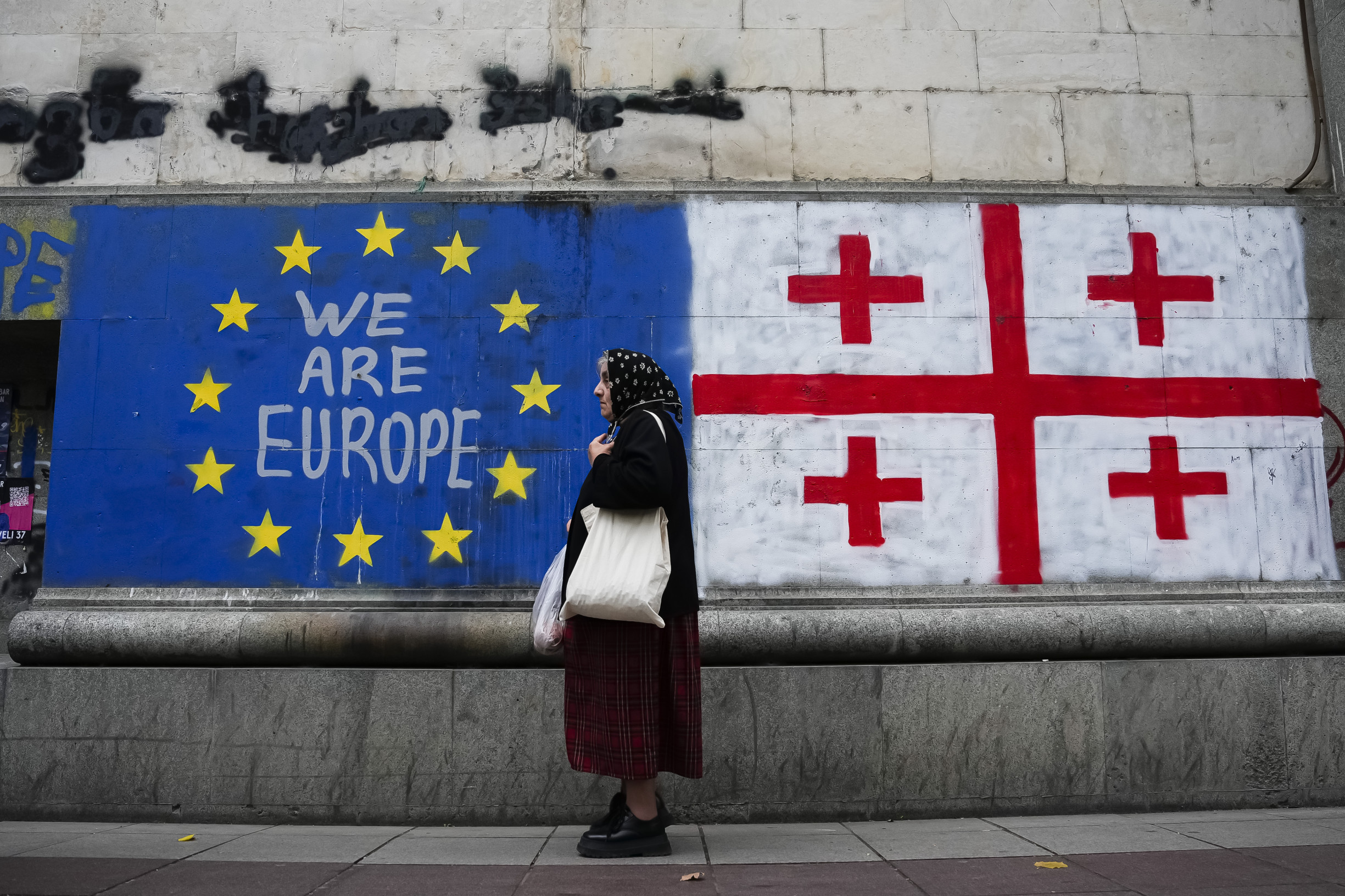 Ak si zvolíte tých druhých, bude vojna. Prečo v&nbsp;gruzínskych voľbách uspeli vládni populisti