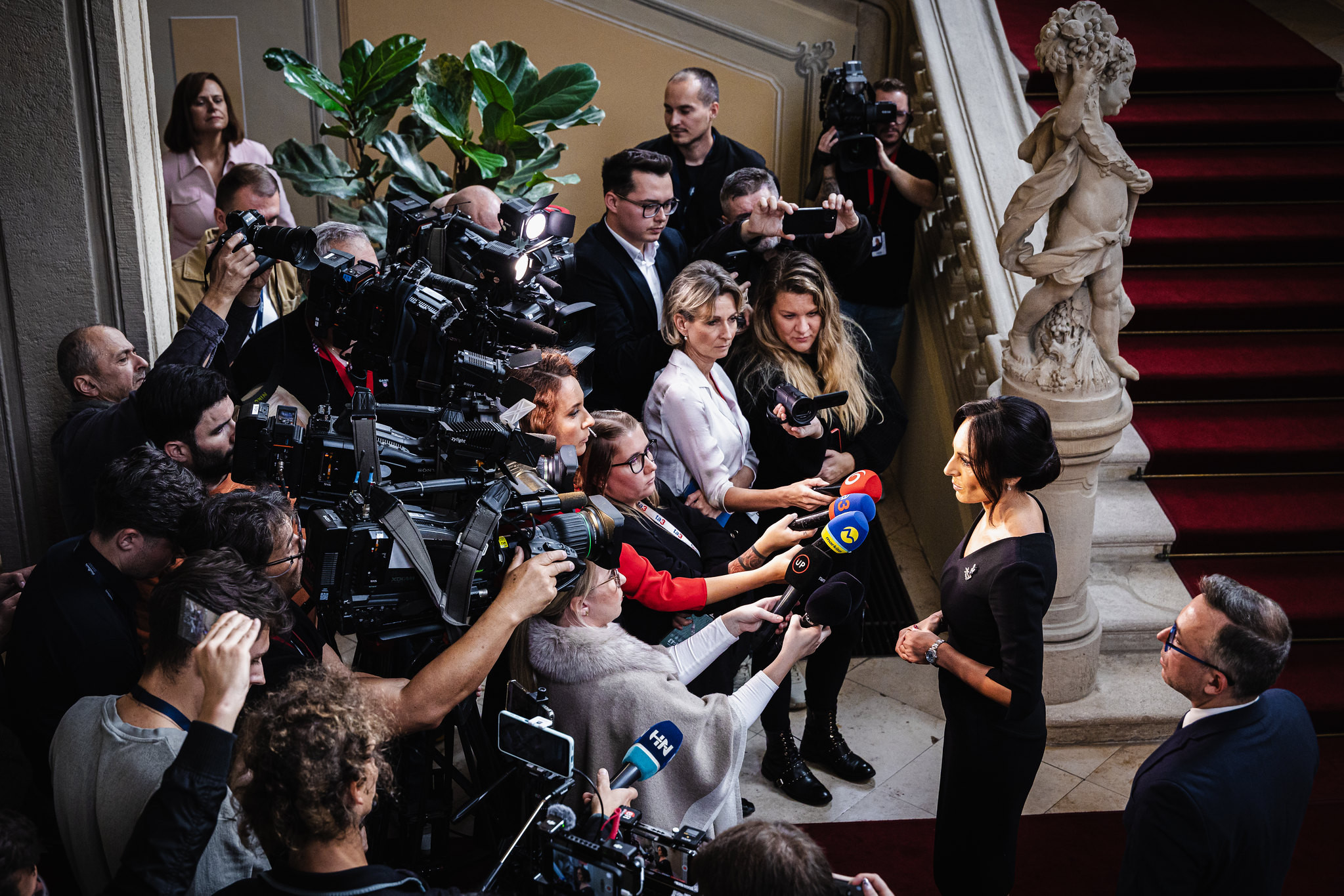 Prezident zatiaľ neprijal Dolinkovej demisiu a&nbsp;pohrozil vláde, že nemusí podpísať celý konsolidačný balíček