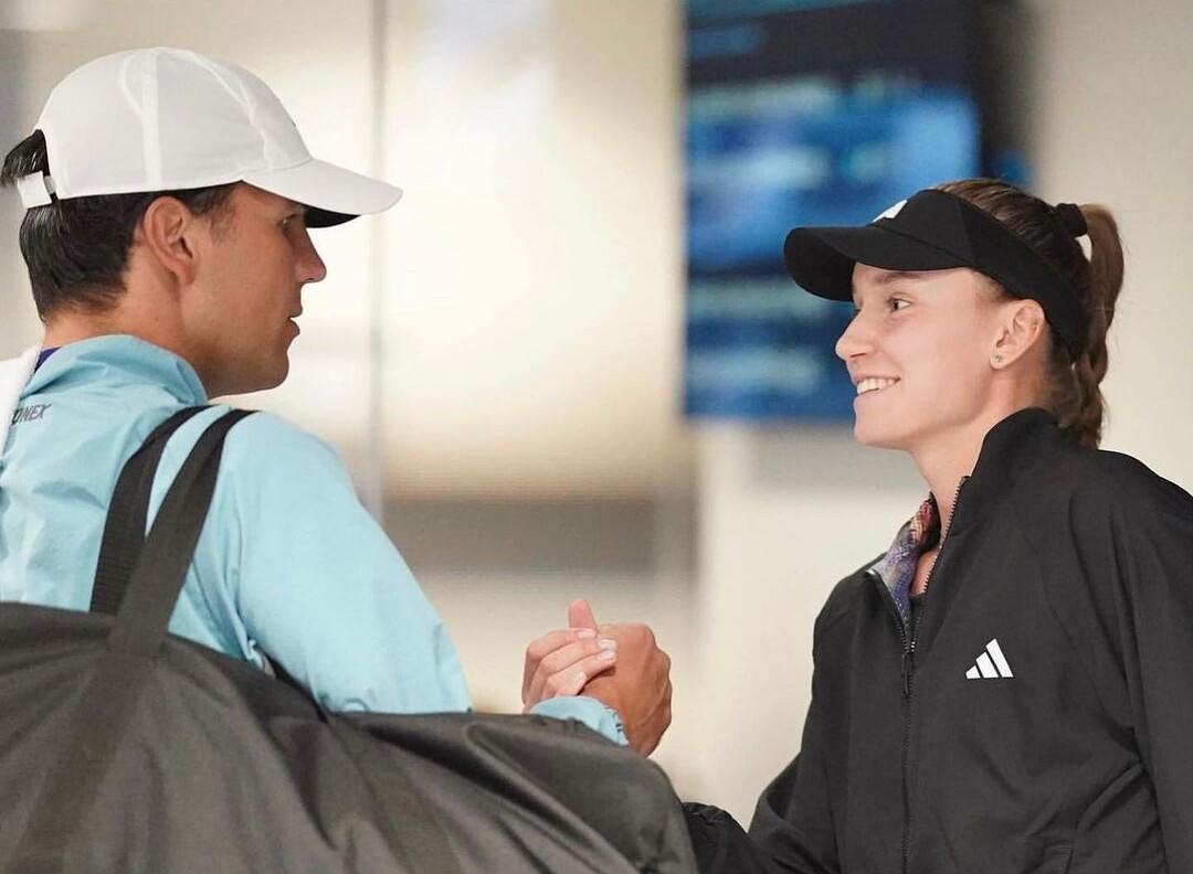 Za zdravotnými problémami Rybakinovej má byť správanie trénera. Ich vzťah bol podľa novinára znepokojujúci