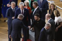 Fico a Zelenskyj si podávajú ruky na samite v Bruseli. Foto - TASR/AP