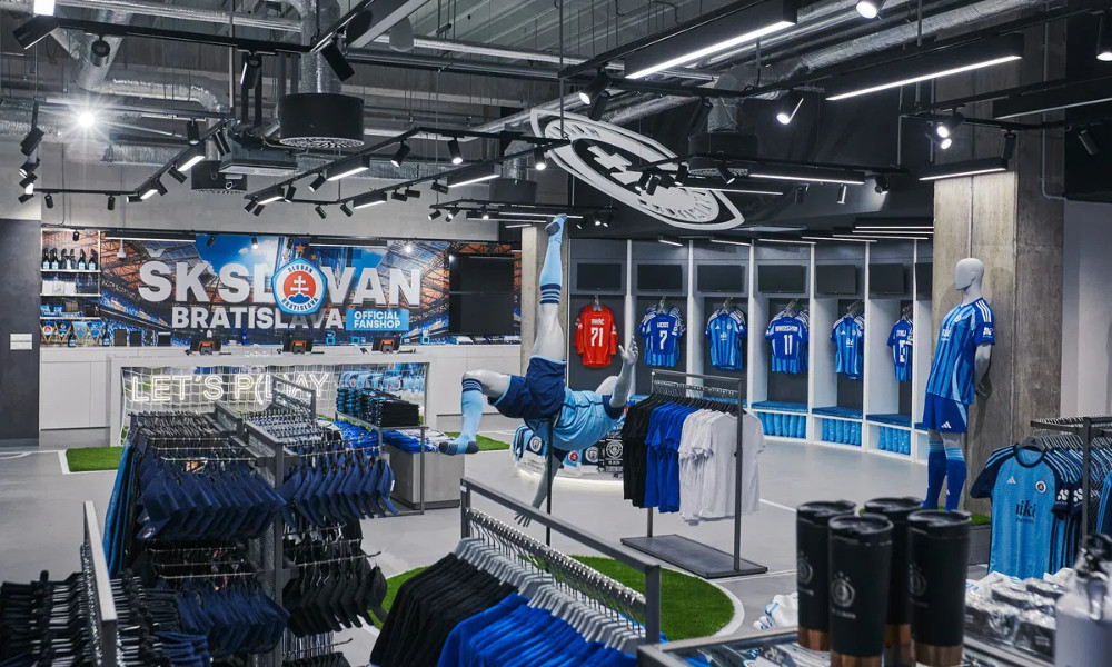 Navštívili sme fanshop Slovana: otvorenie sprevádzali dlhé rady, komplikácie aj nepochopený status Kmotríka