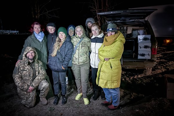 Tieto ženy sadli do sanitiek a&nbsp;odviezli ich ukrajinským vojačkám blízko k&nbsp;frontu (+ video)