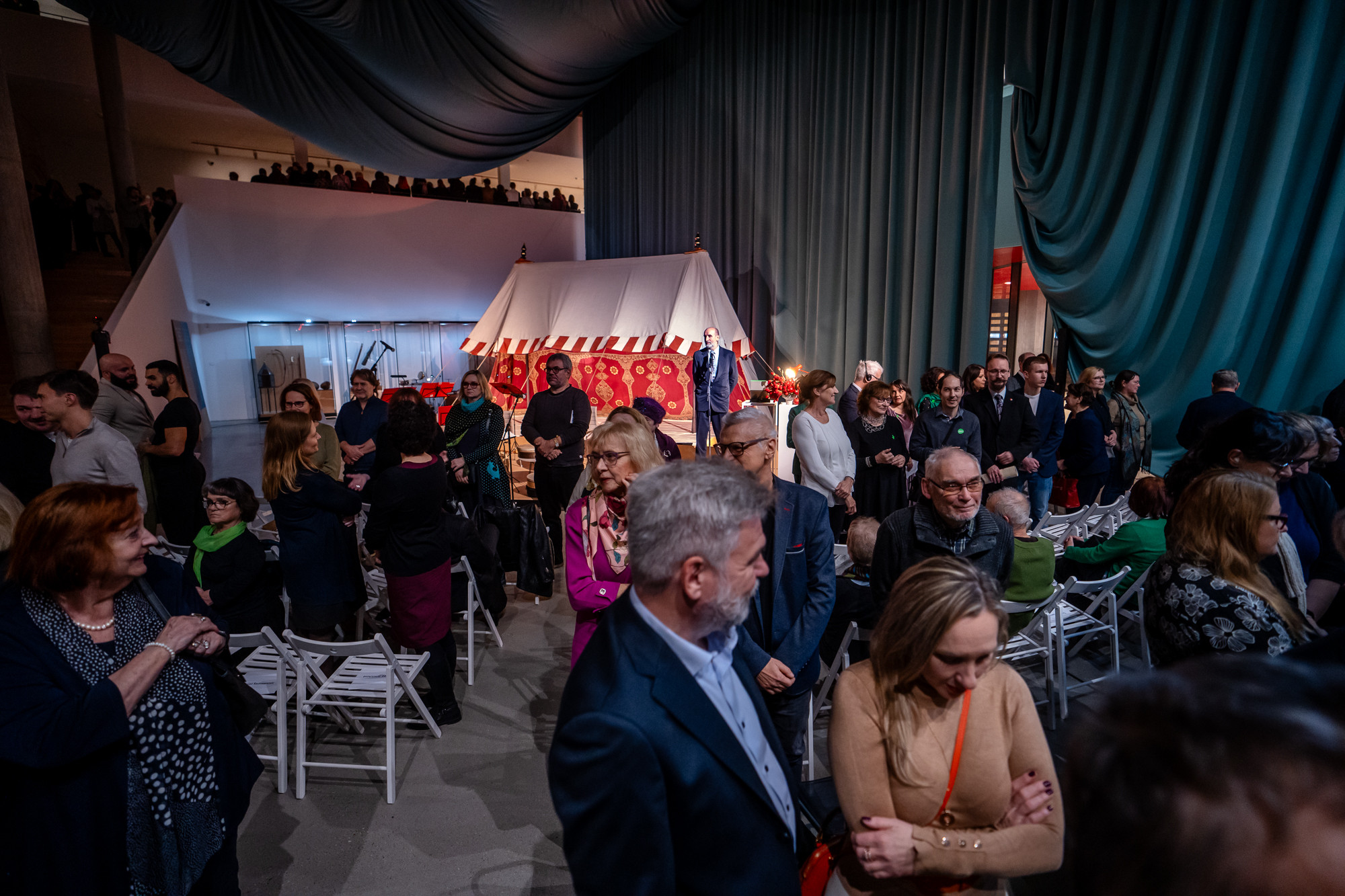 V&nbsp;SNG otvárali výstavu Plody sváru. Novému riaditeľovi sa ľudia počas príhovoru otočili chrbtom