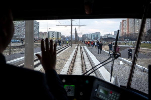 Odviezli sme sa električkou až na koniec Petržalky. Po dlhých odkladoch urobili skúšobnú jazdu (+ fotogaléria)