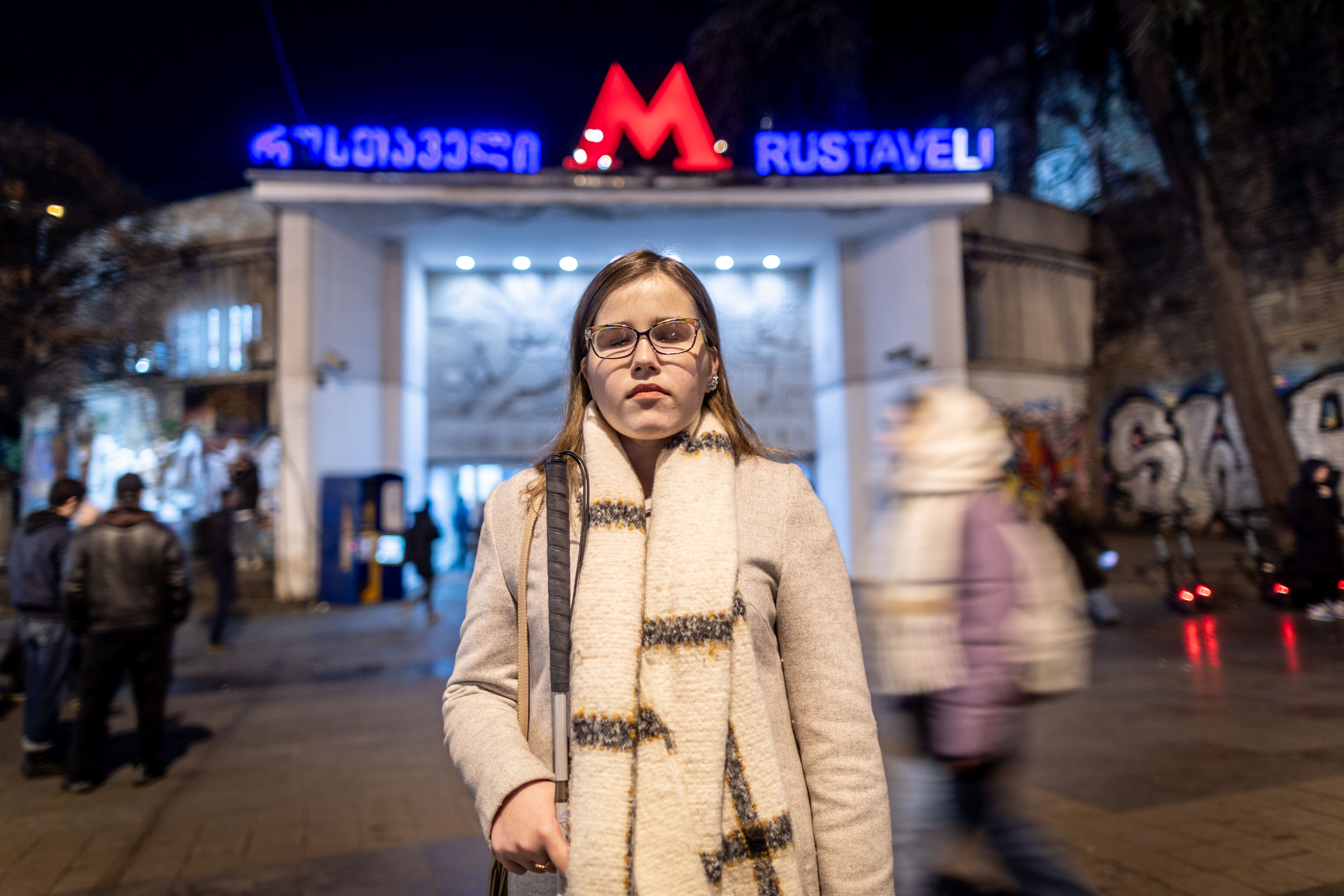 Keď beží moja mama, utekám aj ja. Nevidiaca Gruzínka chodí protestovať každý deň