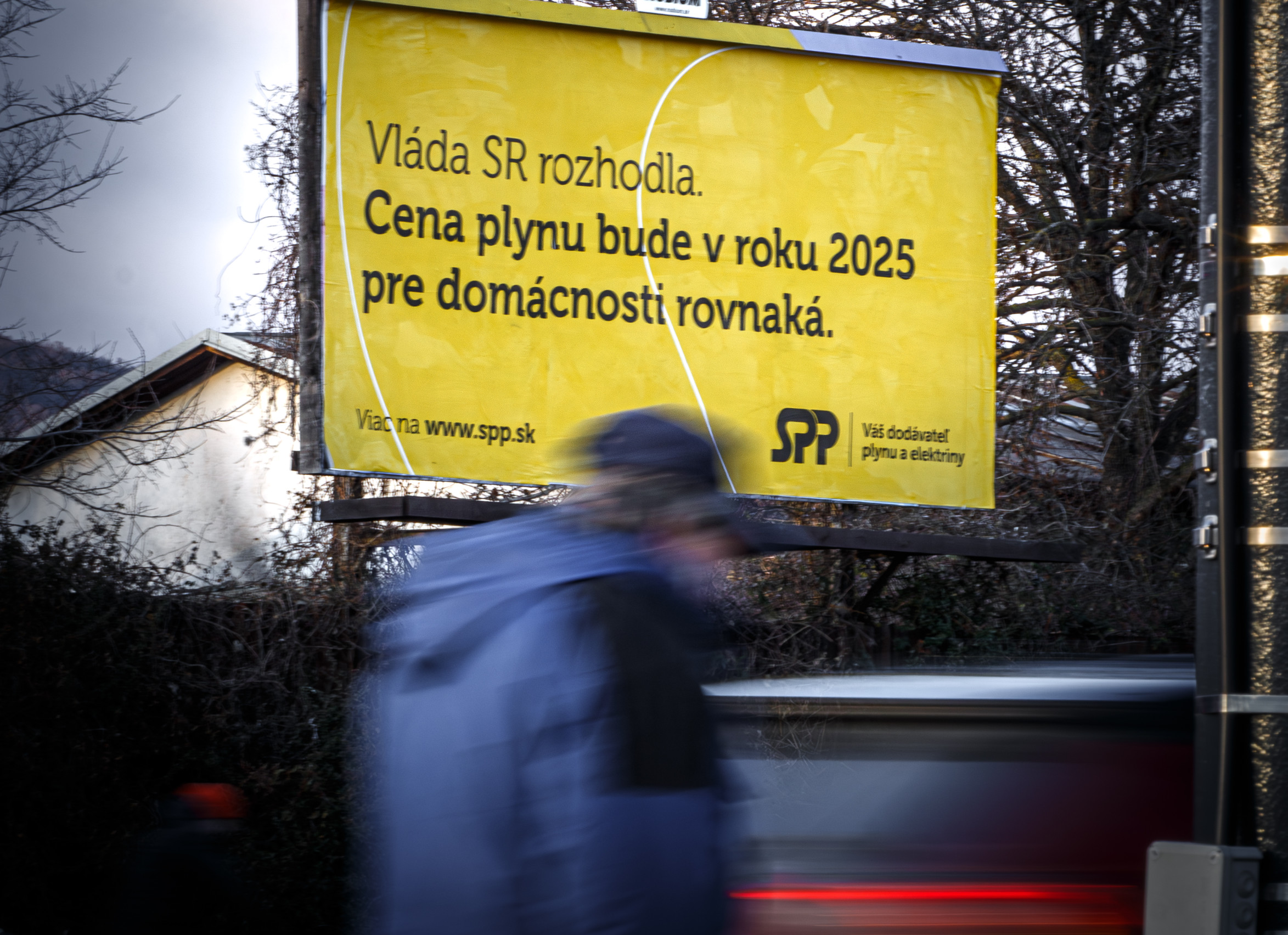 Vláda nahovára dodávateľov plynu na politickú kampaň. SPP už oblepil Slovensko bilbordmi