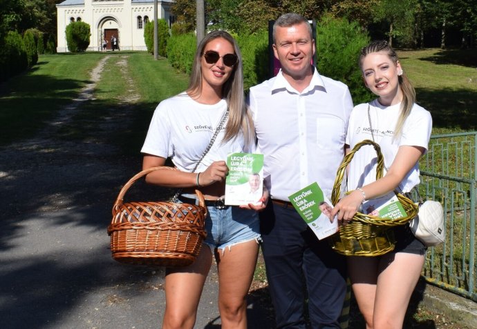 Forró Krisztián és a párt aktivistái a 2023-as kampányban. Fotó - Forró Krisztián FB-oldala