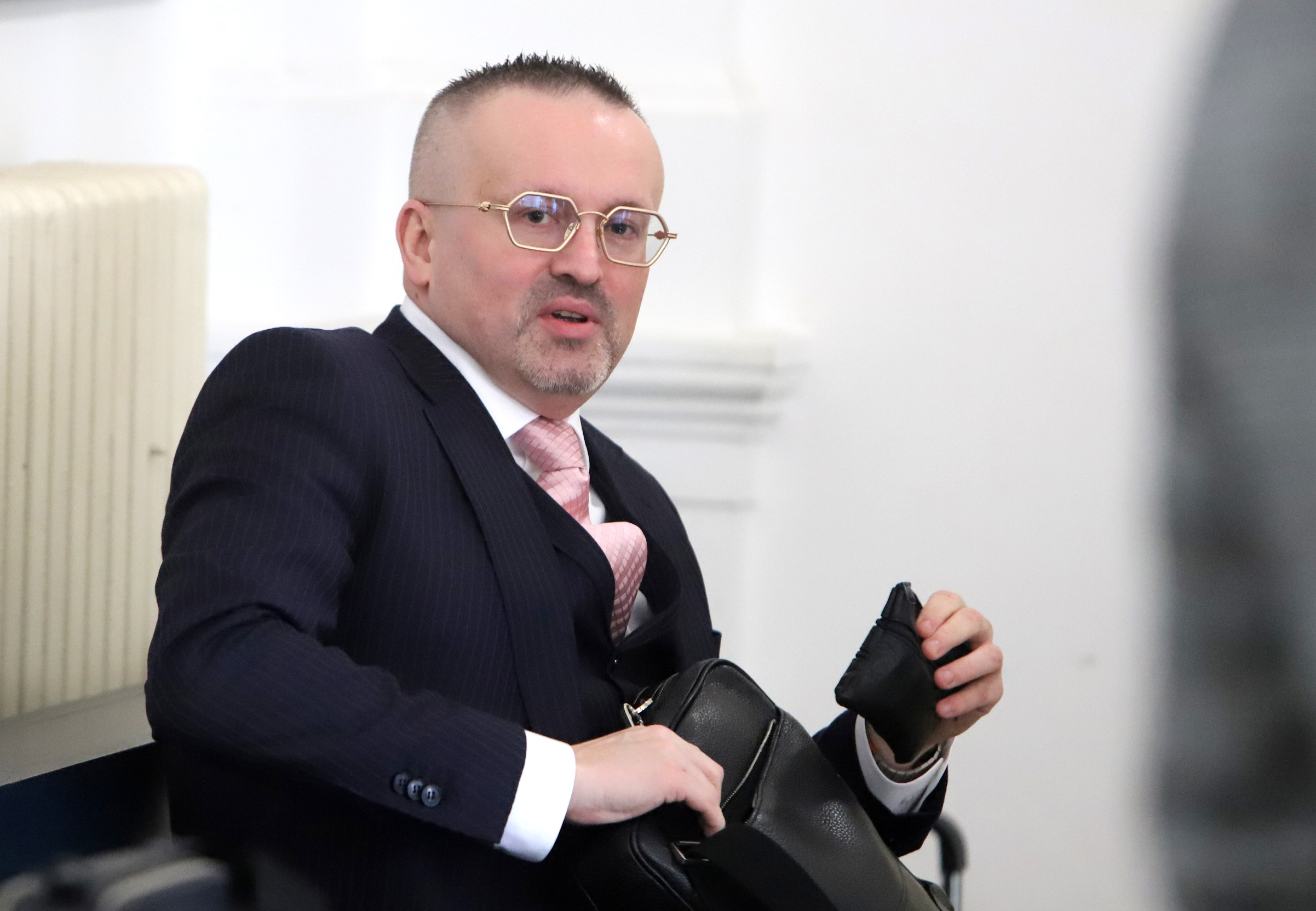 Svedok Zoroslav Kollár vypovedal o&nbsp;úplatku v&nbsp;kauze exriaditeľa SIS Vladimíra Pčolinského. Priamo ho nepomenoval