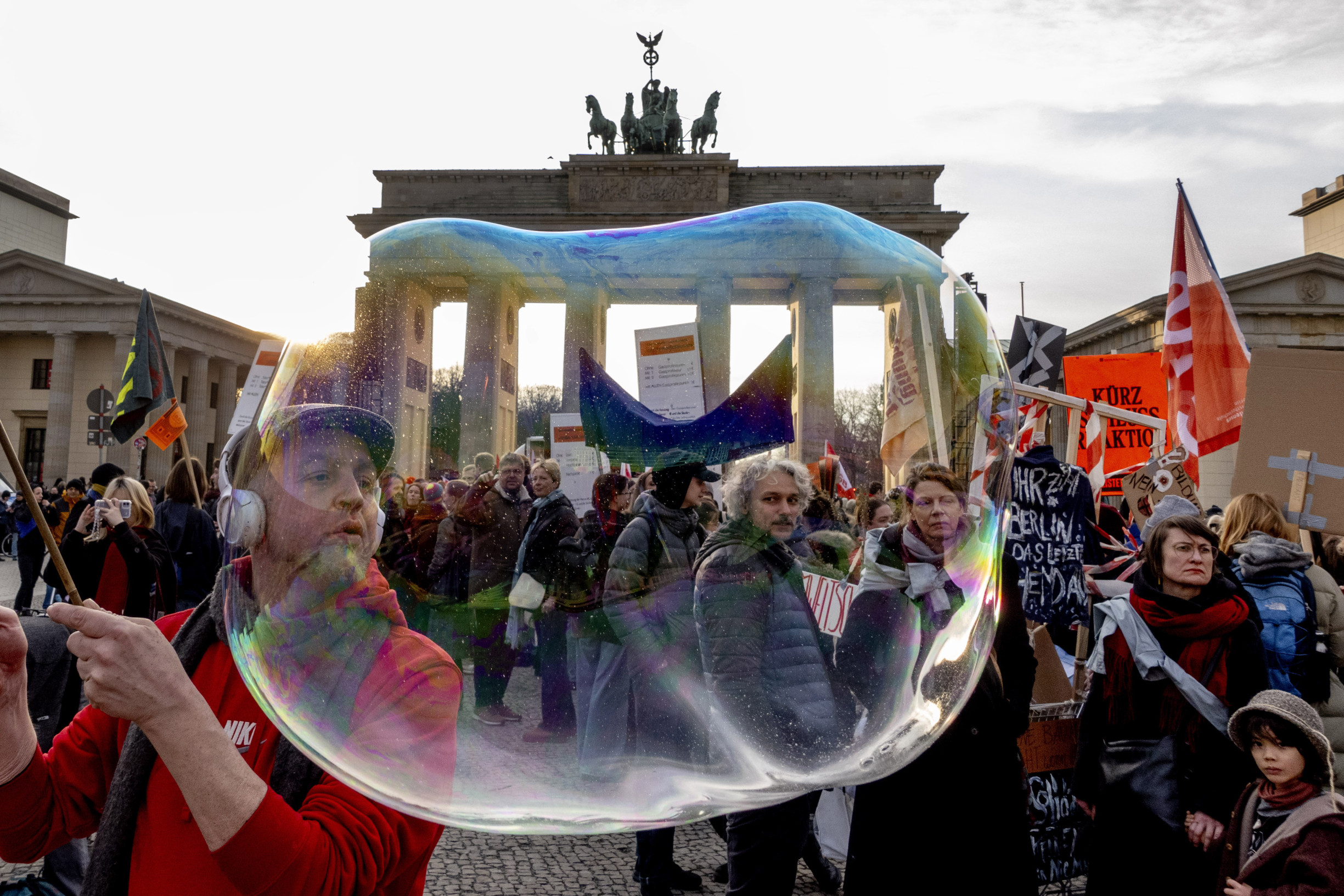 V&nbsp;deň volieb Nemecko tŕpne, či náhodou nezvíťazí extrém. Hlavnou témou kampane sú migranti