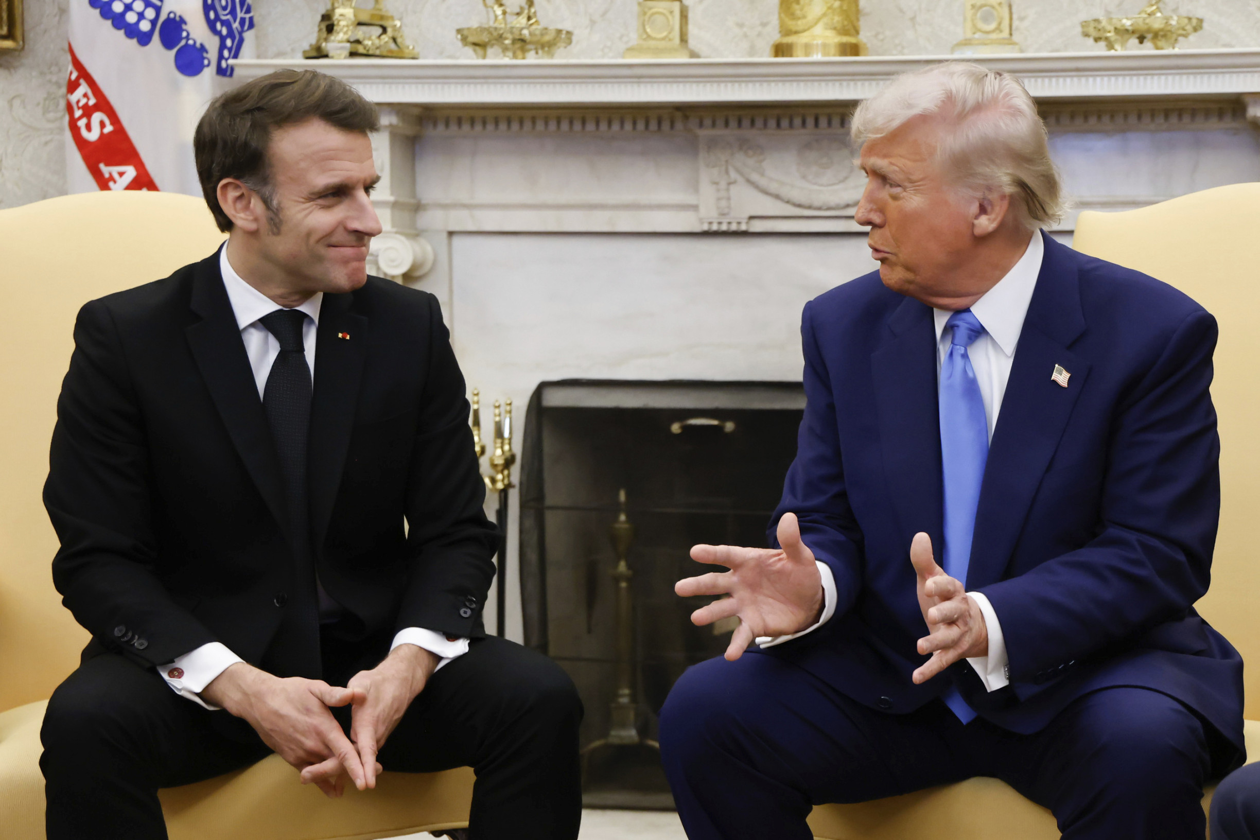 Macron presviedčal Trumpa, aby nezanevrel na Európu. Biely dom jeho plán odmieta
